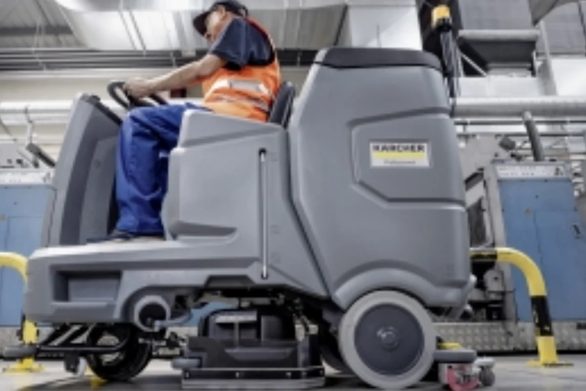 Karcher B 110 R Classic + D75 Szorowarka z fotelem dla operatora w pracy