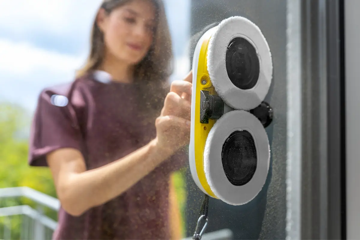 Robot Karcher RCW 2 pracujący na dużym oknie