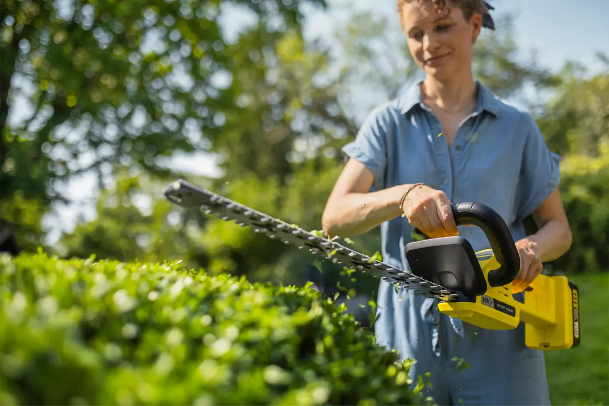 Cięcie żywopłotu nożycami Karcher HGE 18-45