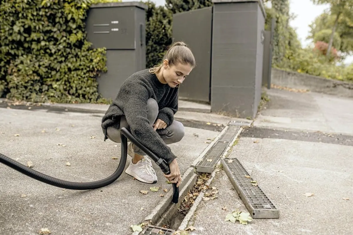 Praca odkurzaczem warsztatowym WD 4 P V-20/5/22