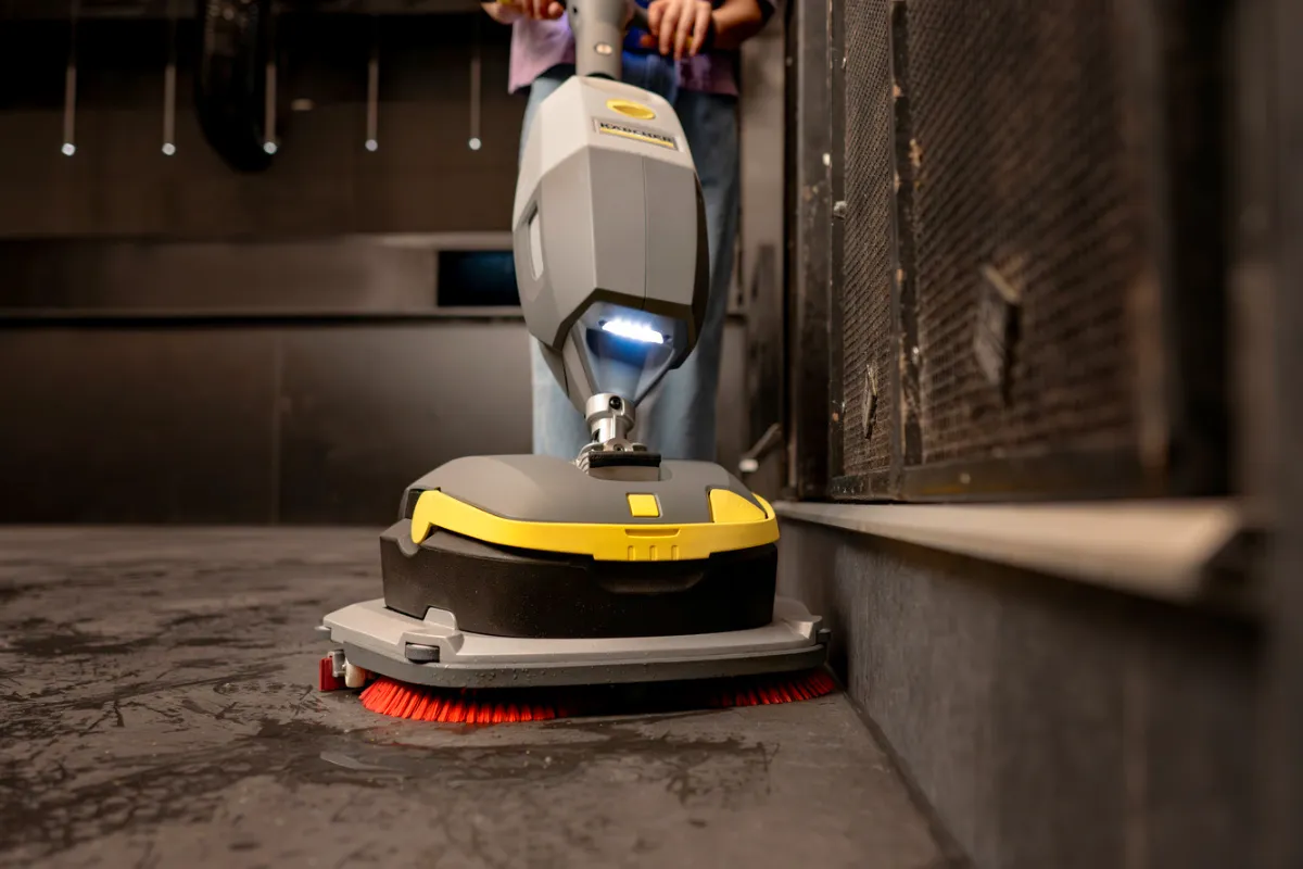 Karcher K-Mop 46 Bp Szorowarka automatyczna w pracy