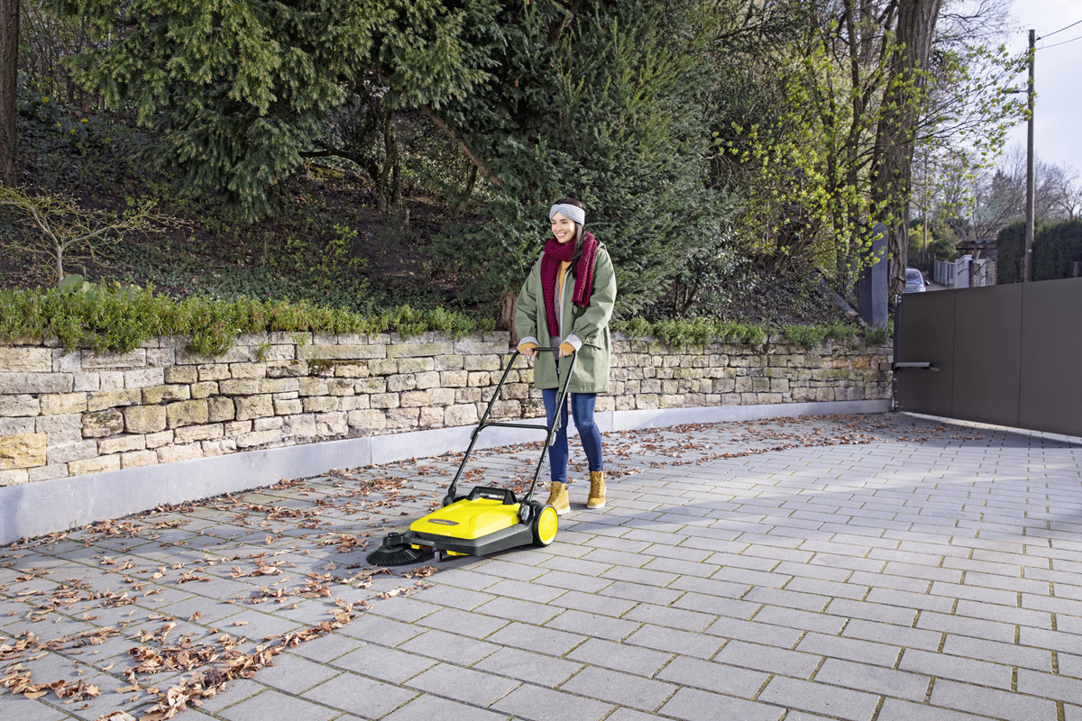 Pracuj bez wysiłku przy użyciu zamiatarki ręcznej Karcher S 4