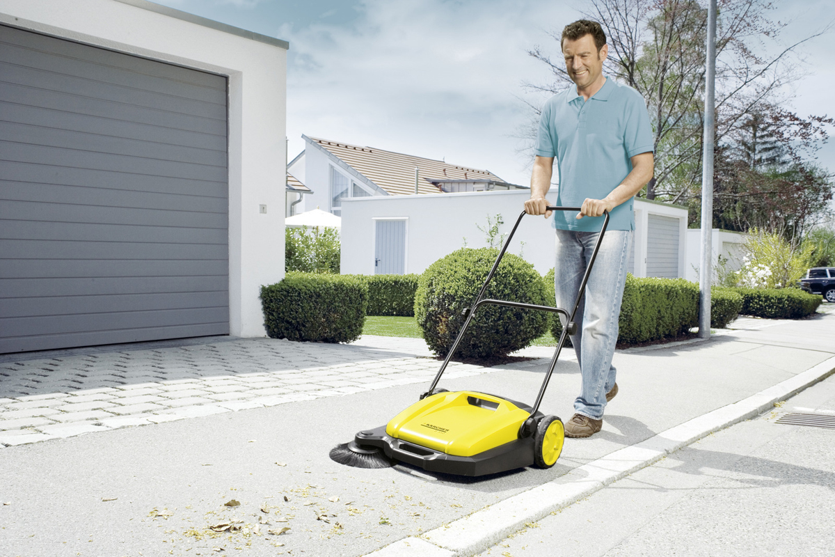Pracuj bez wysiłku przy użyciu zamiatarki ręcznej Karcher S 550