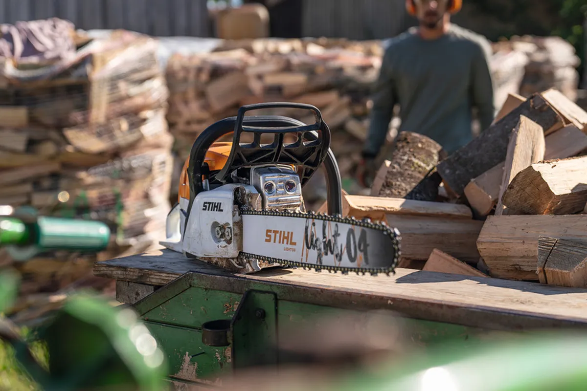 Praca pilarką STIHL MS 391 w lesie