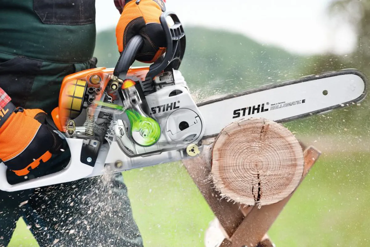 Praca pilarką STIHL MS 251 przy drewnie opałowym