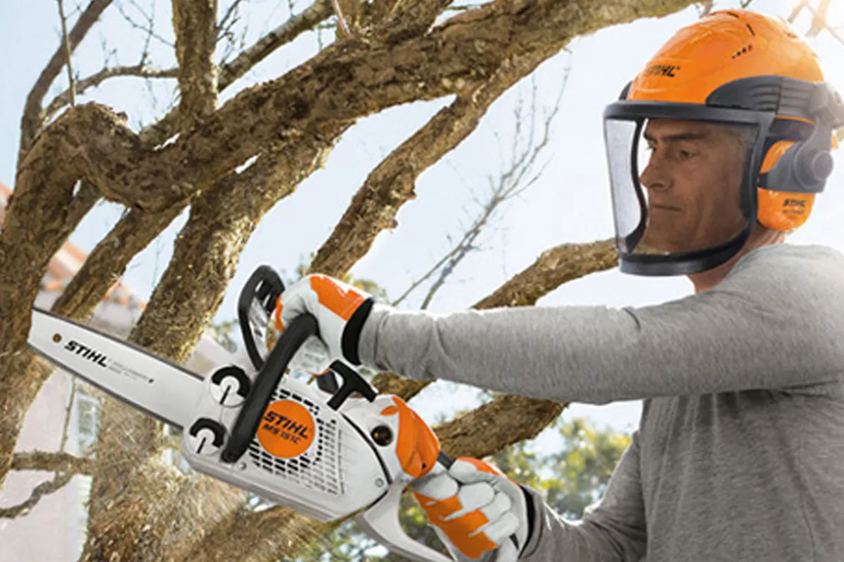 STIHL MS 151 C-E praca w ogrodzie