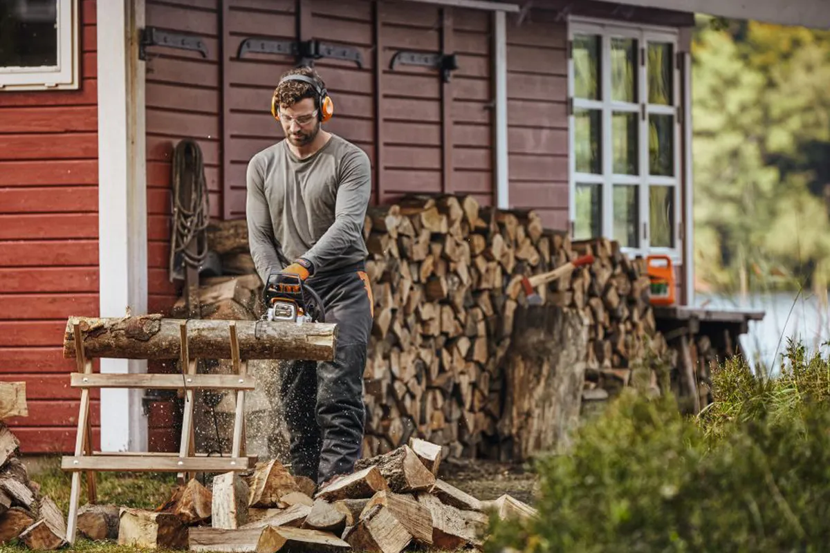 Praca Pilarką Spalinową MS 182