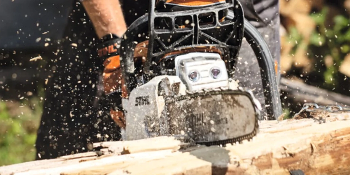 Pilarka STIHL MS 212 w pracy przy cięciu drewna