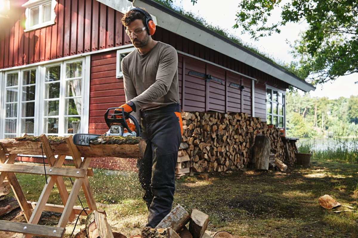 Pilarka spalinowa STIHL MS 212 C-BE w akcji