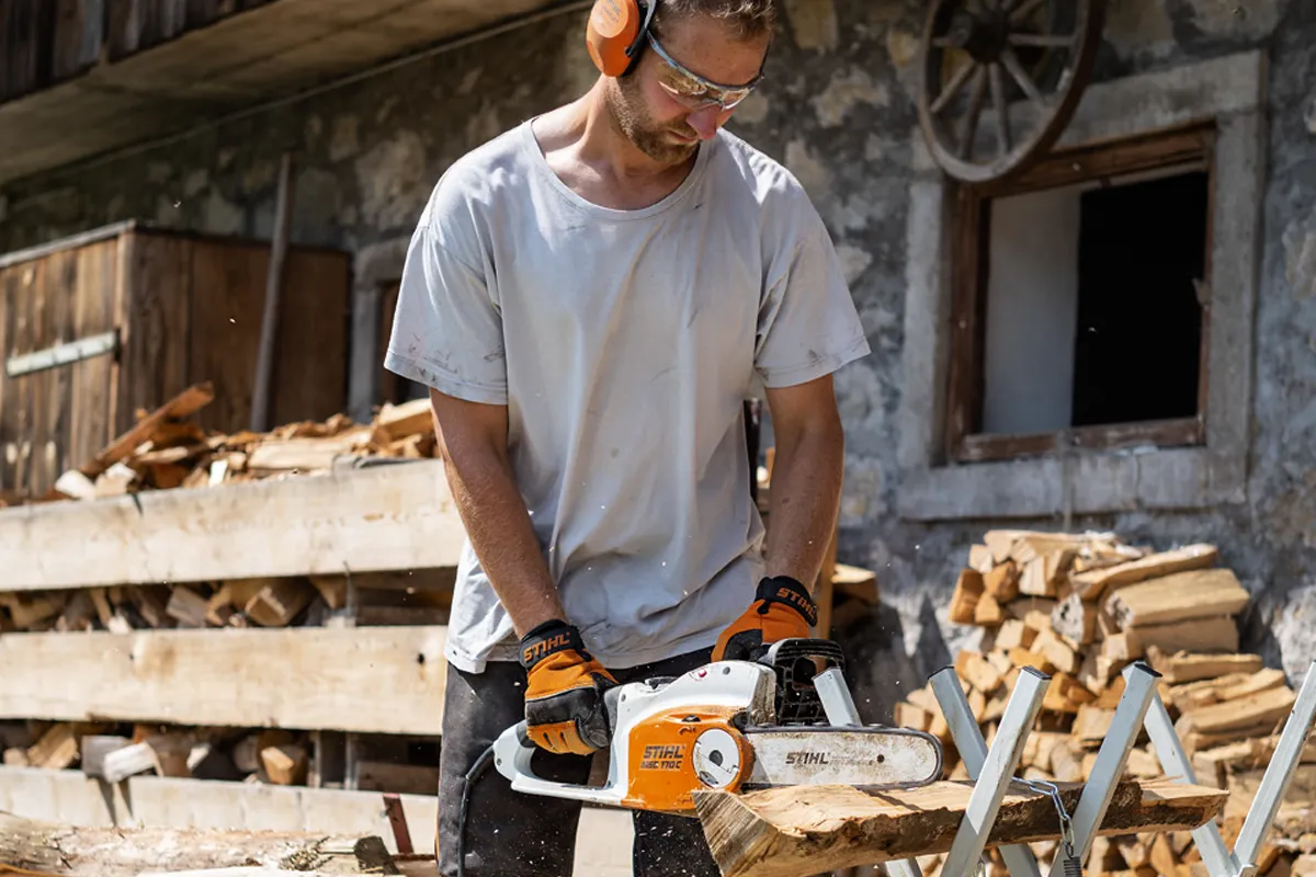 Pilarka STIHL MSE 170 C podczas cięcia drewna opałowego