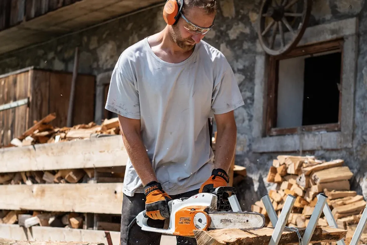 Pilarka STIHL MSE 210 C-B podczas cięcia drewna opałowego