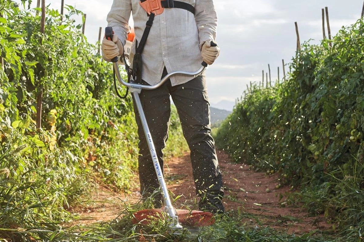 Praca kosą STIHL FS 120 w trudnym terenie