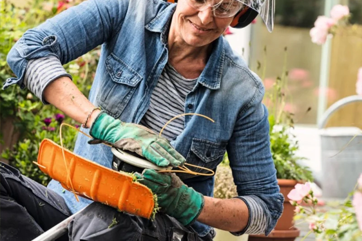 Kosa spalinowa STIHL FS 55 R podczas pracy w ogrodzie