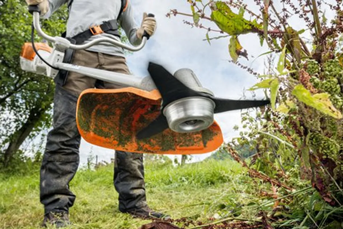 Praca kosą STIHL FS 361 C-EM na dużym terenie