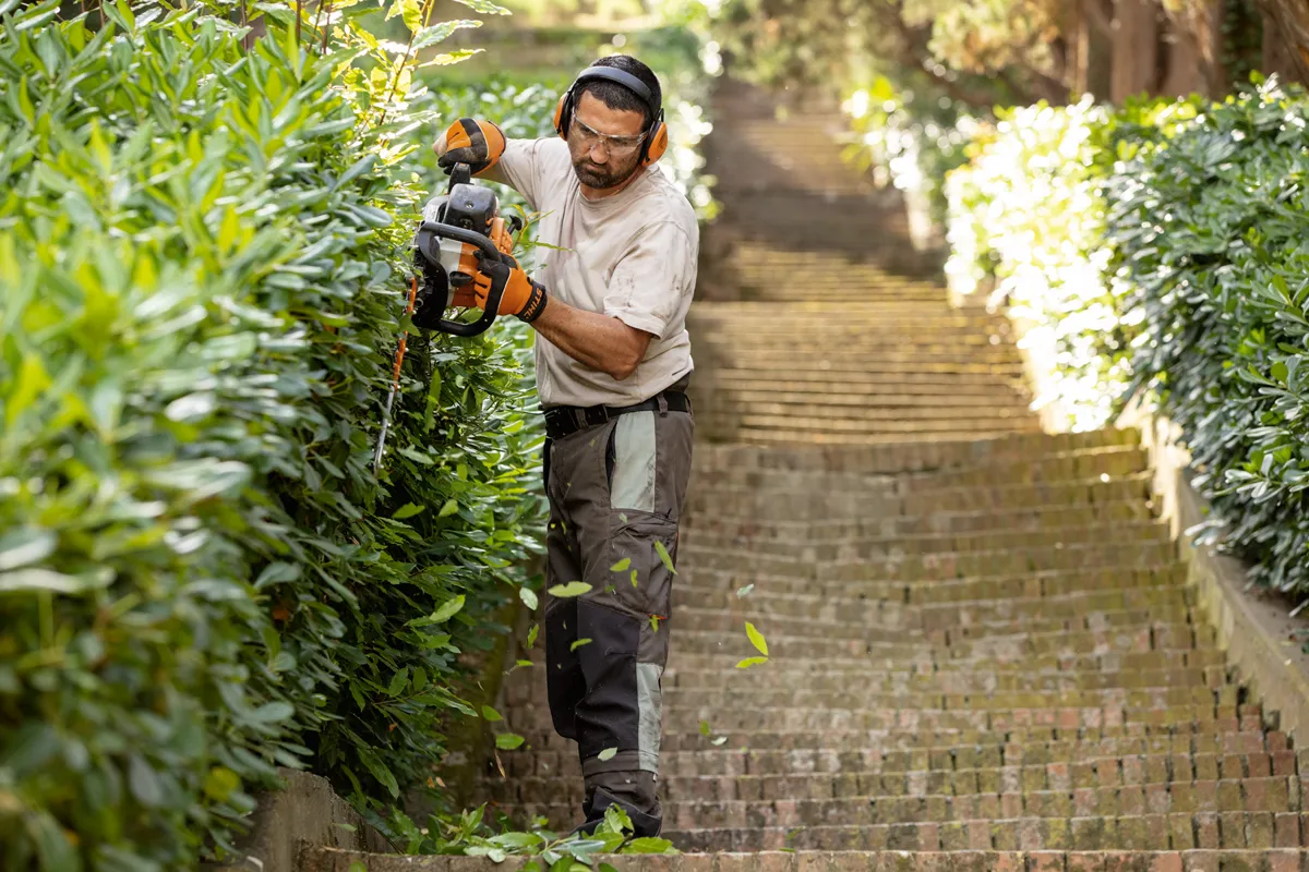 Praca nożycami spalinowymi HS 45 w ogrodzie