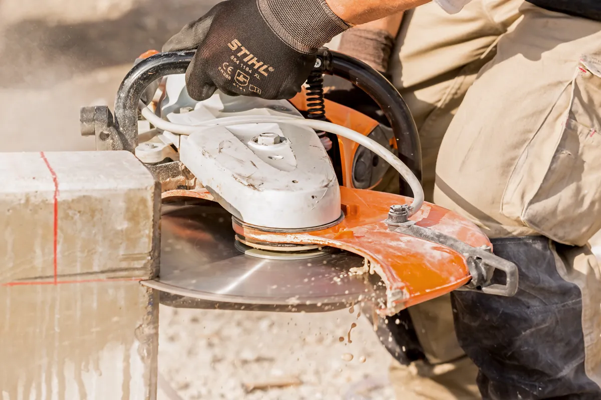 Przecinarka STIHL TS 420 podczas pracy z betonem