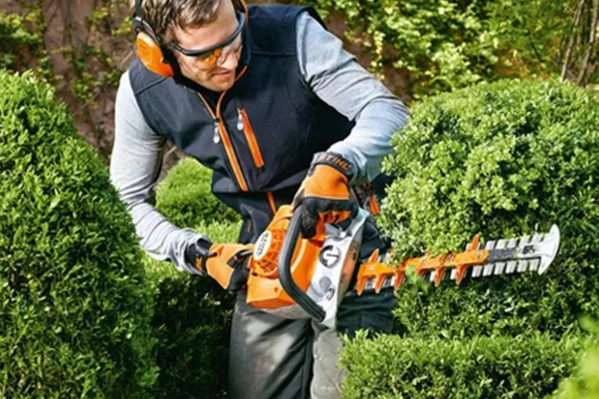 Praca nożycami spalinowymi HS 56 C-E