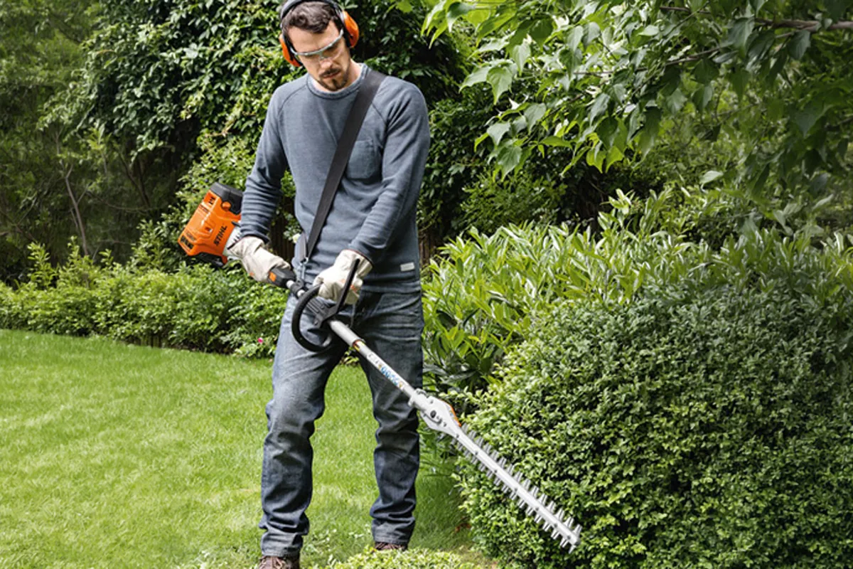 Praca KombiNarzędziem Stihl HL-KM 0 przy wysokim żywopłocie