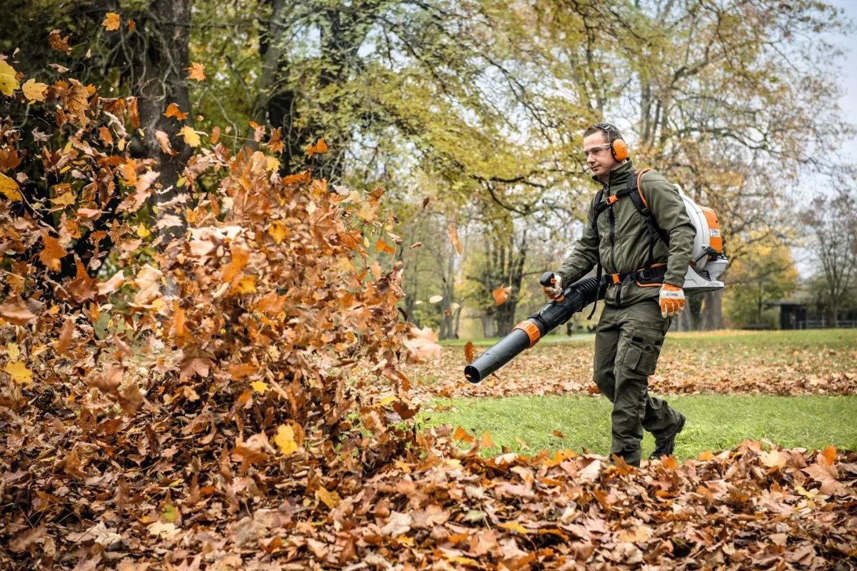Praca dmuchawą Stihl BR 800 C-E na dużym parkingu