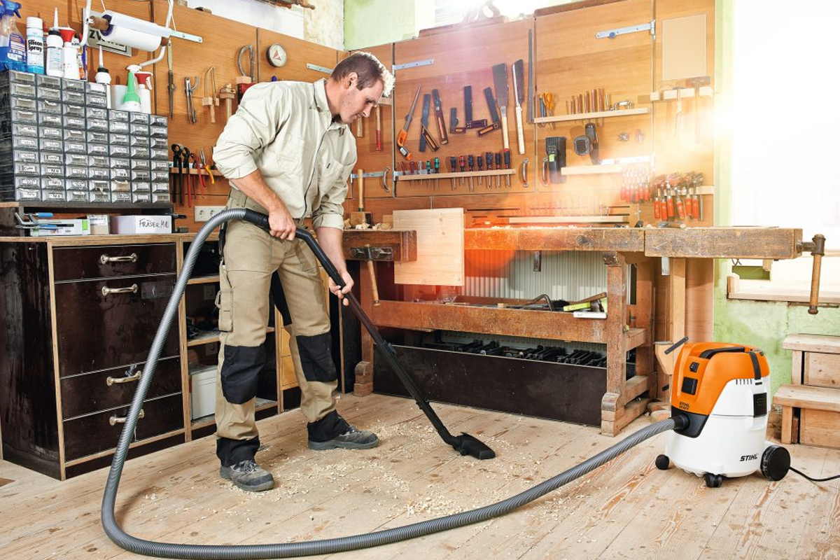 Odkurzacz przemysłowy STIHL SE 62 E w warsztacie