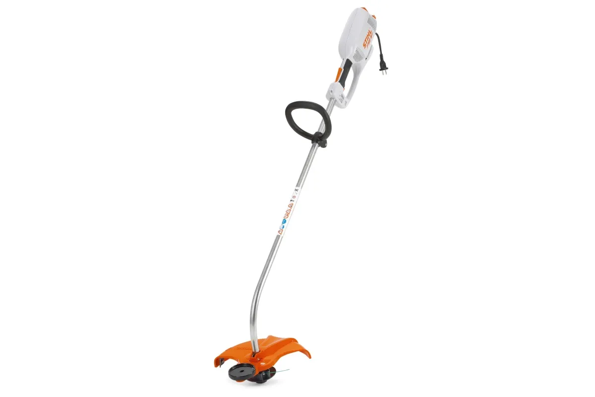 Podkaszarka Stihl FSE 52 podczas docinania krawędzi trawnika