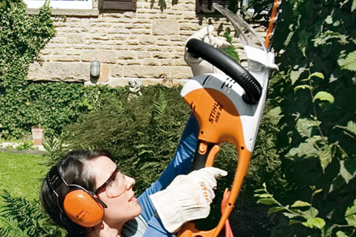 Praca nożycami STIHL HSE 71 przy formowaniu żywopłotu