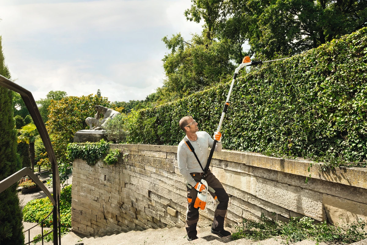 Praca urządzeniem Nożyce akumulatorowe na wysięgniku STIHL HLA 66