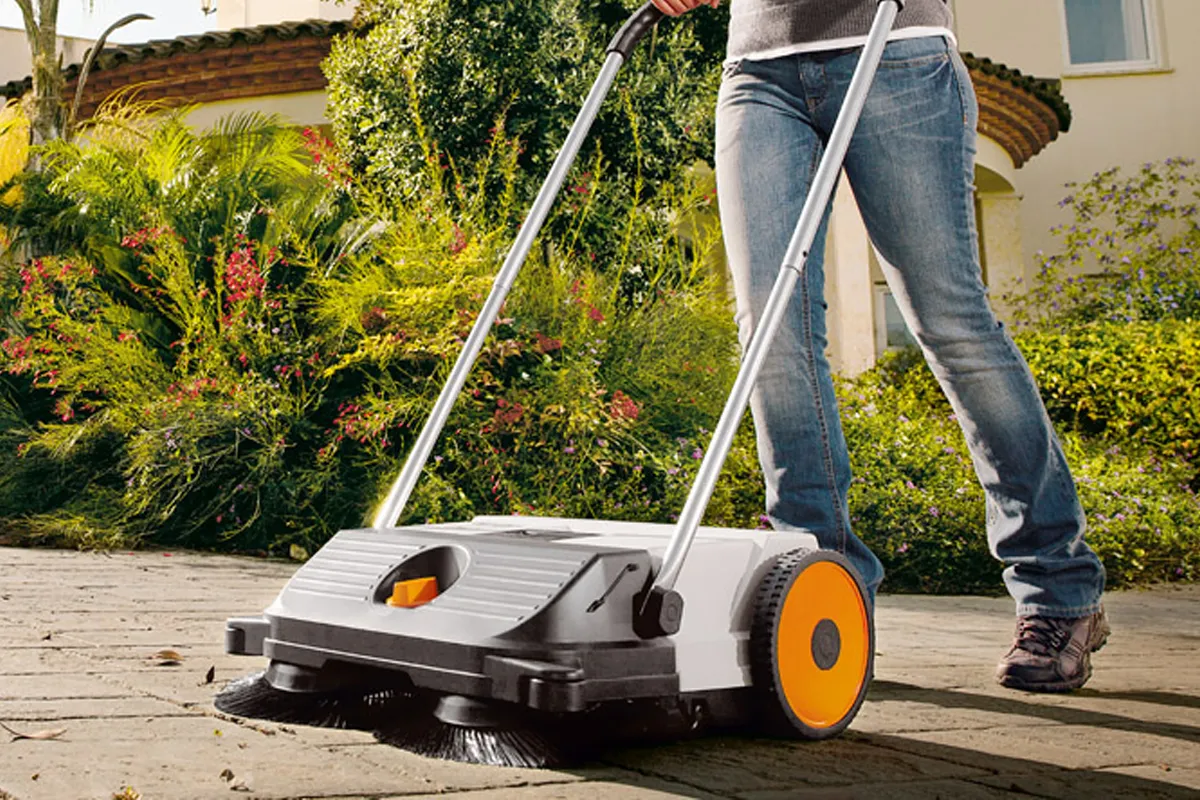 Zamiatarka STIHL KG 550 podczas pracy w ogrodzie