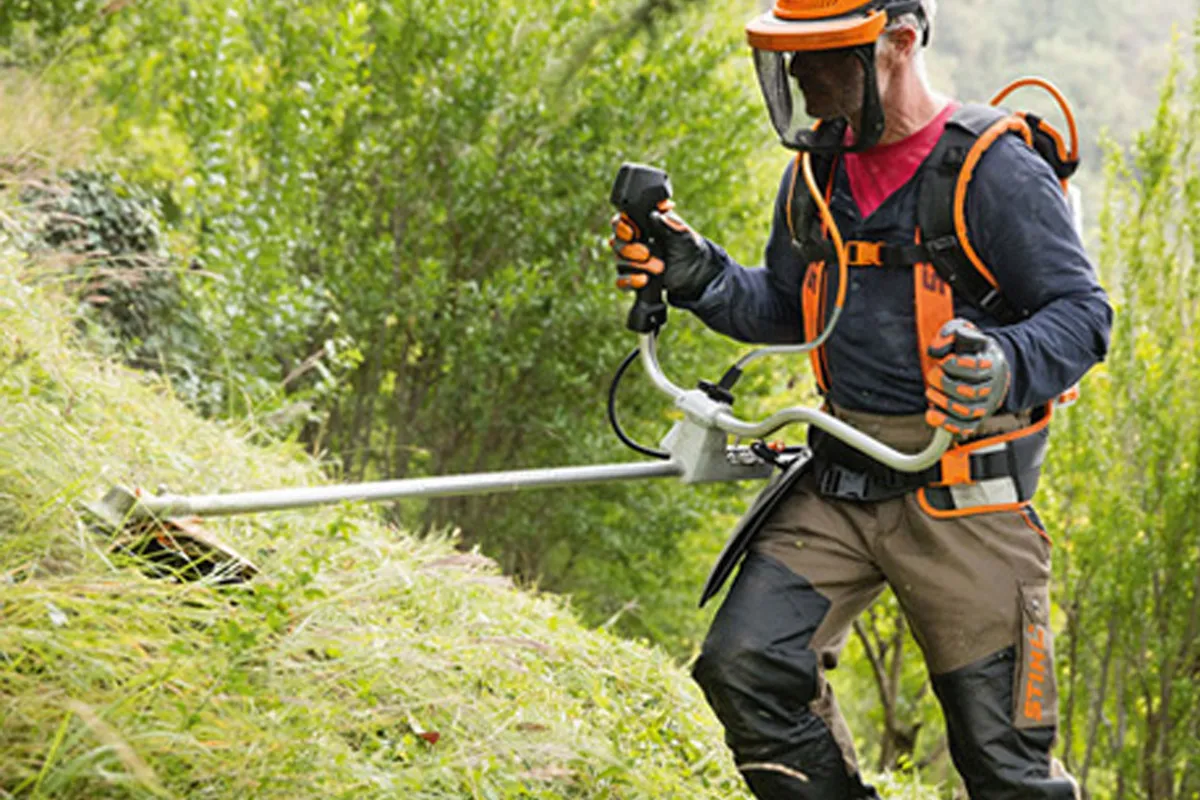 Kosa akumulatorowa STIHL FSA 130 podczas wykaszania gęstej trawy