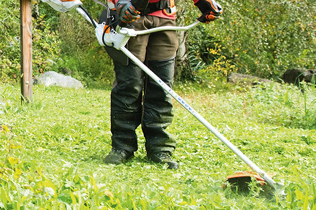 Ergonomia uchwytu oburęcznego w kosie Stihl FSA 130