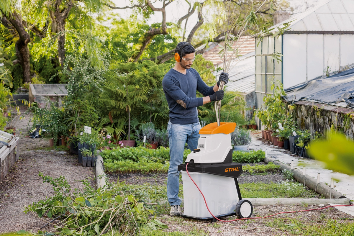 Praca cichym rozdrabniaczem Stihl w ogrodzie