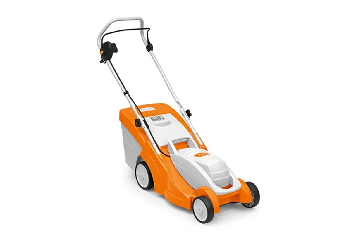 Koszenie trawnika kosiarką elektryczną RME 339