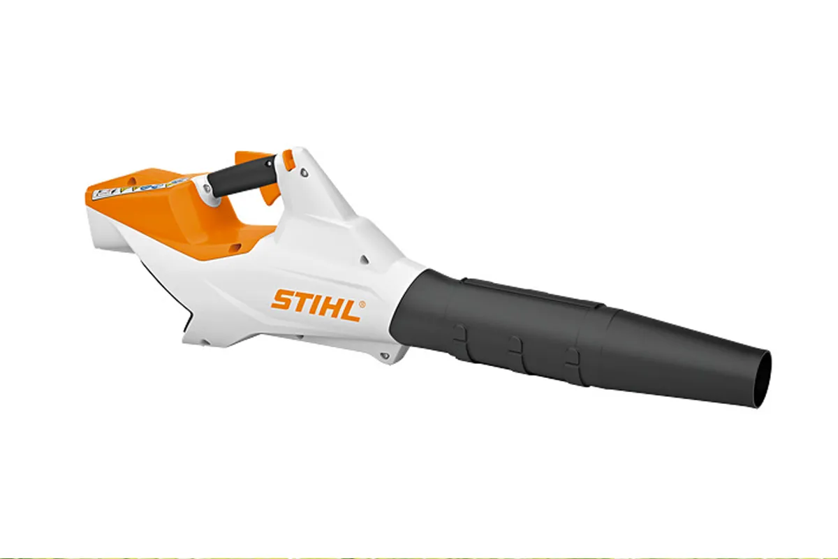 Stihl BGA 86 podczas oczyszczania liści