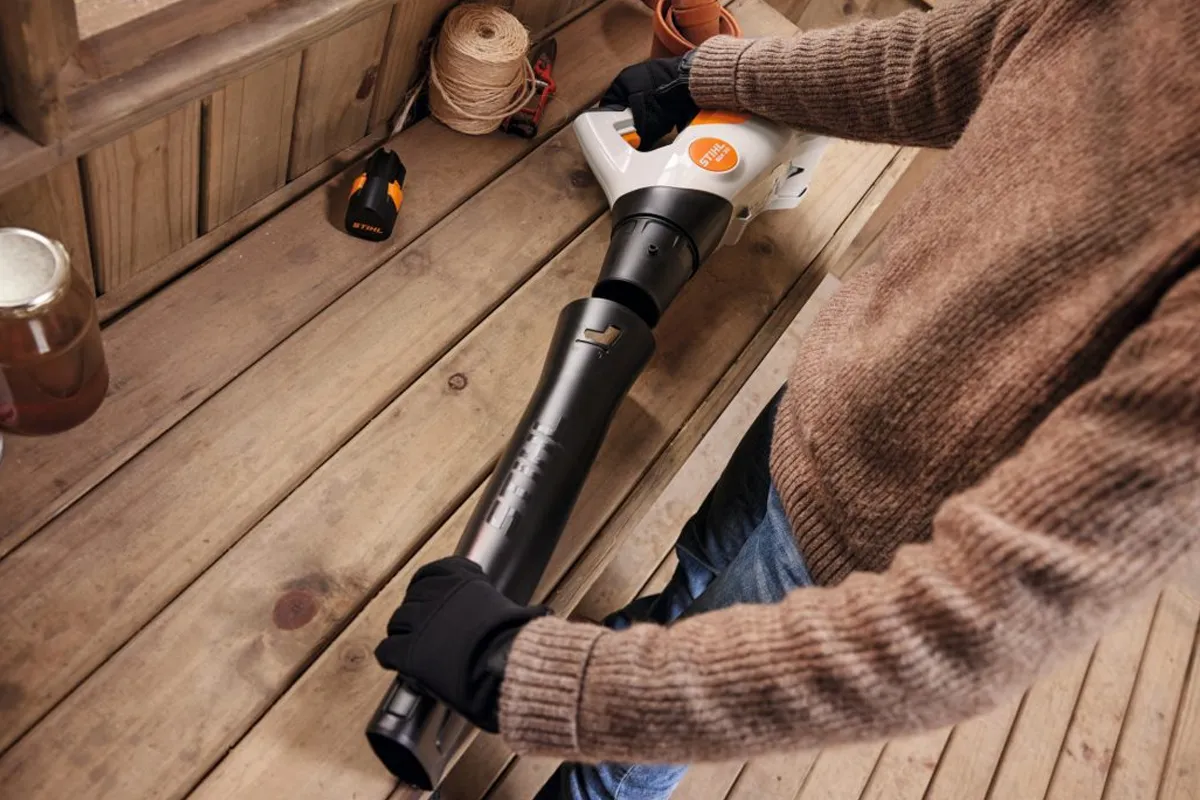 Dmuchawa STIHL BGA 30 podczas sprzątania podjazdu