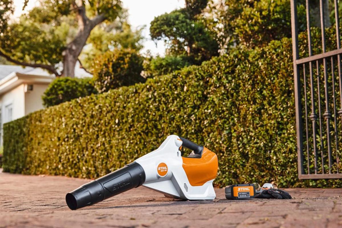 Praca dmuchawą Stihl w terenie