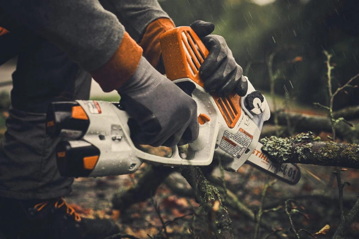 Praca przecinarką STIHL GTA 40 w koronie drzewa