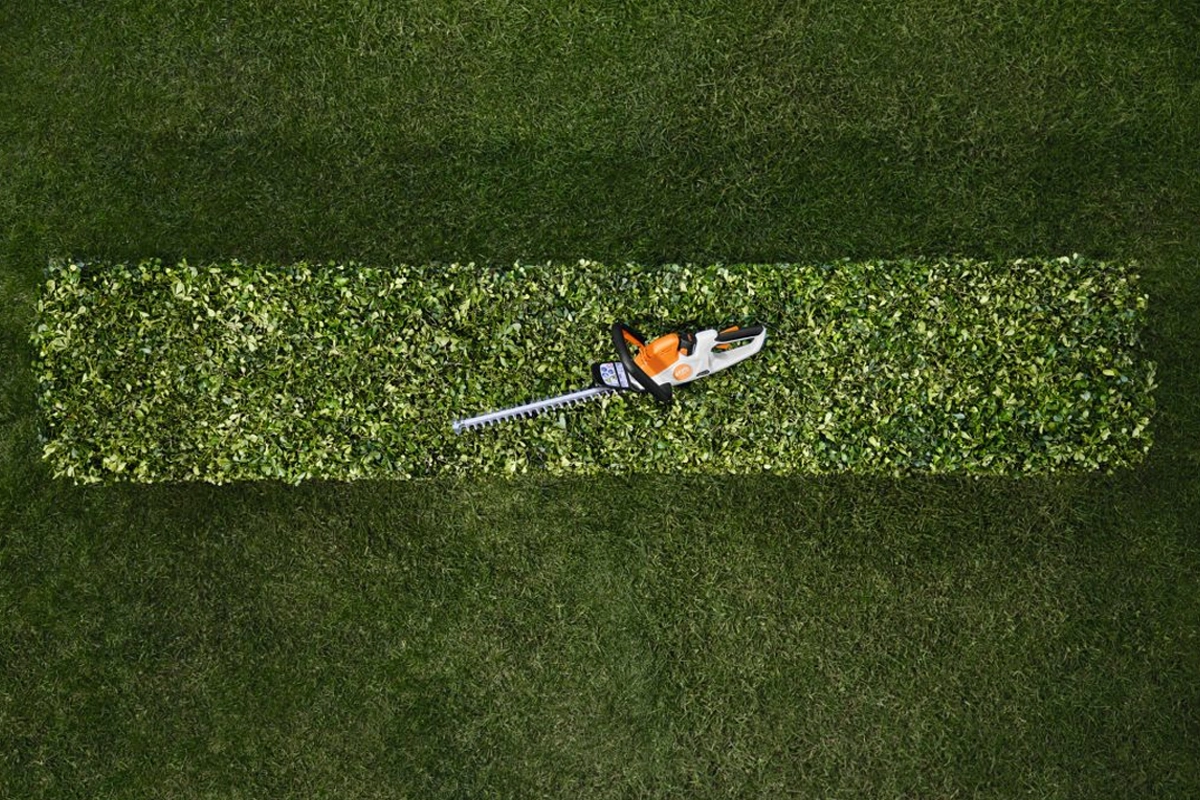 Precyzyjne formowanie żywopłotu z STIHL HSA 30