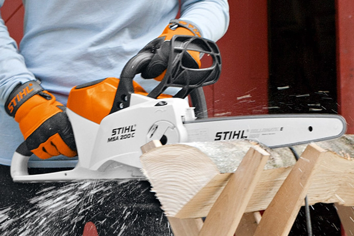 Pilarka akumulatorowa STIHL MSA 200 C-B w akcji