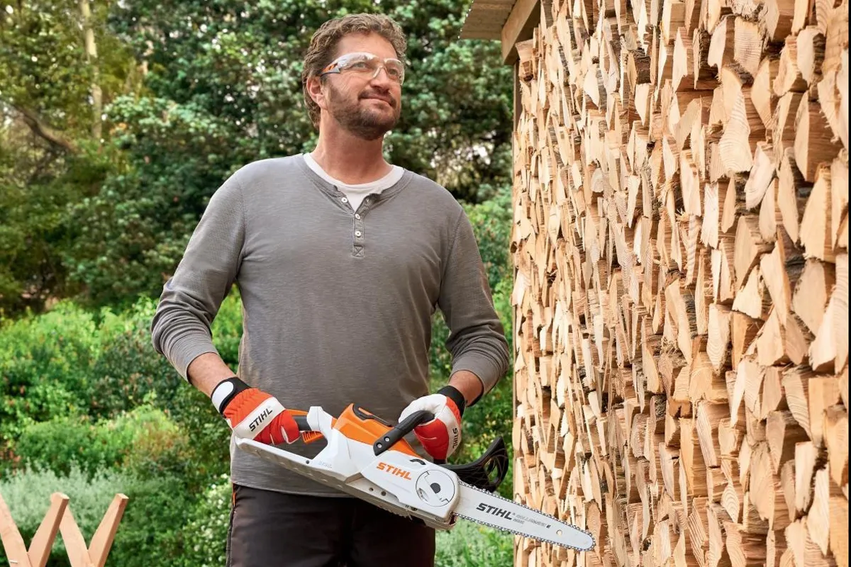 Cięcie drewna opałowego pilarką STIHL MSA 60