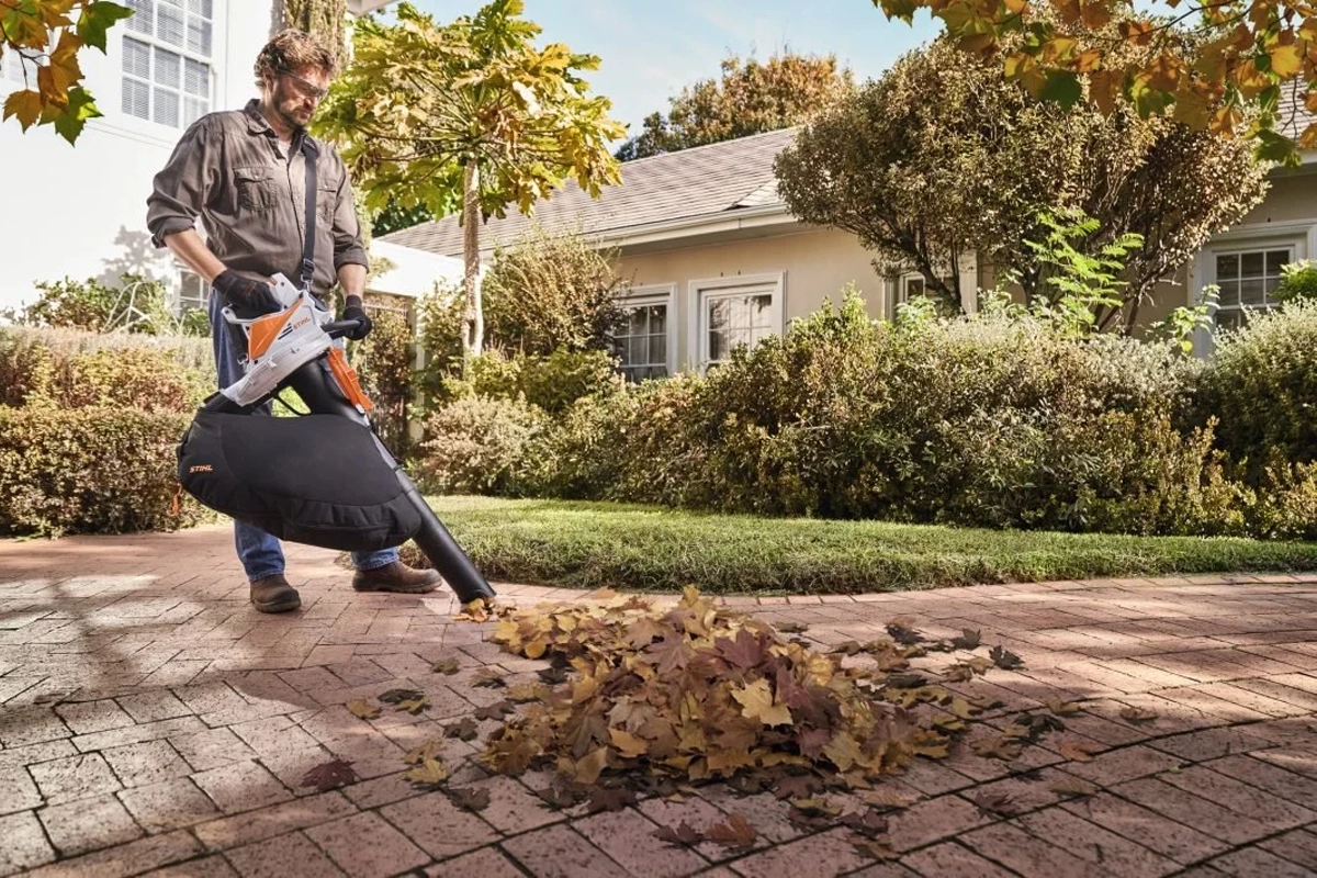 Praca odkurzaczem Stihl SHA 56
