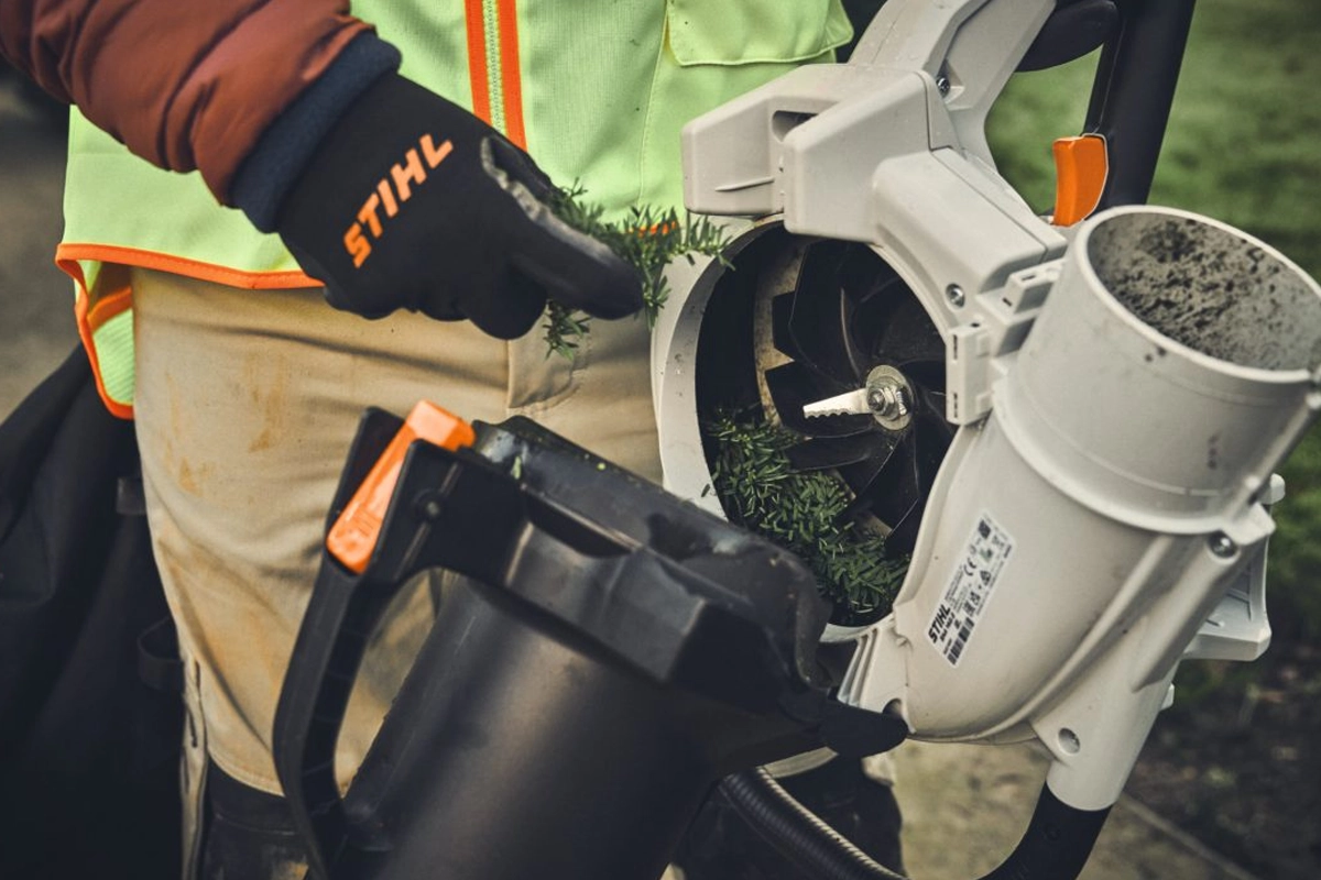 Widok na ergonomiczną jednostkę sterującą i worek STIHL SHA 140