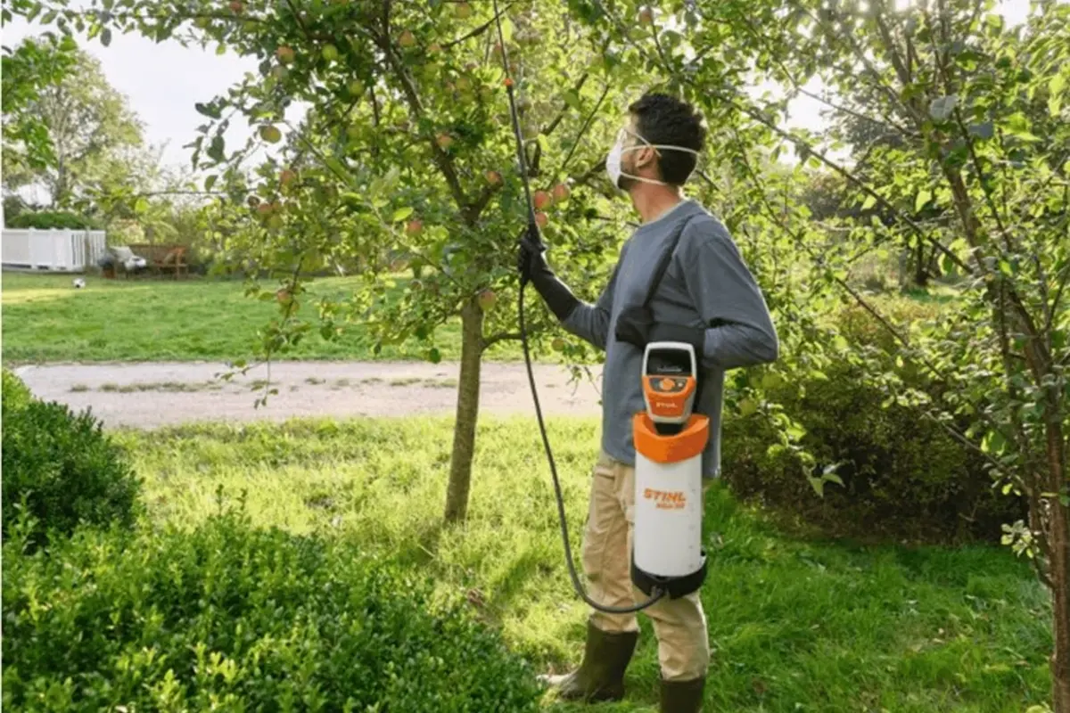 STIHL SGA 30 oprysk roślin w ogrodzie