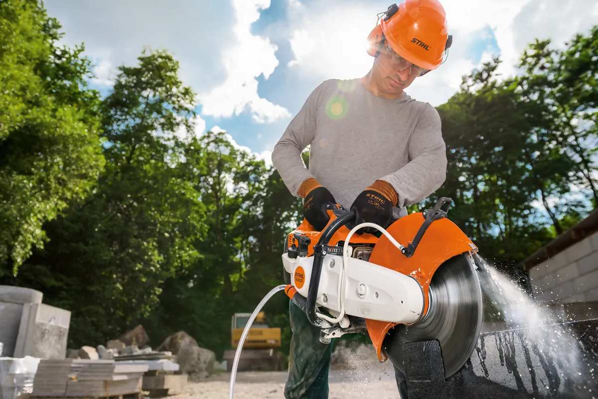 Przecinarka TS 710i podczas cięcia betonu zbrojonego