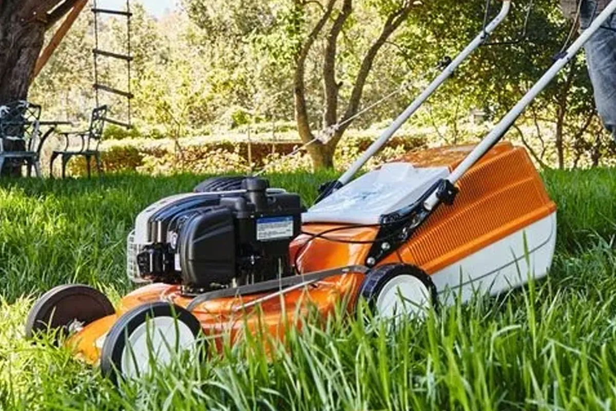 STIHL RM 248 w trybie wyrzutu bocznego