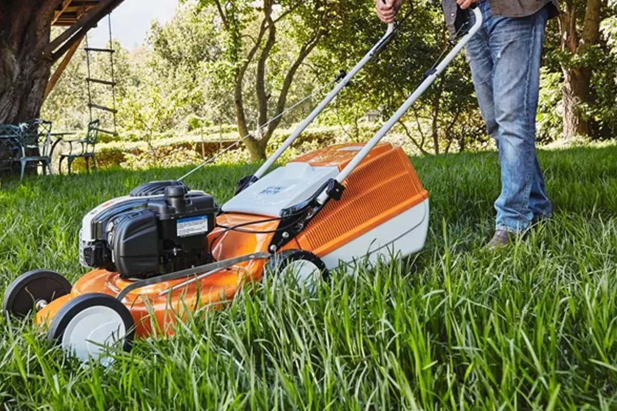 STIHL RM 253 praca z wyrzutem bocznym