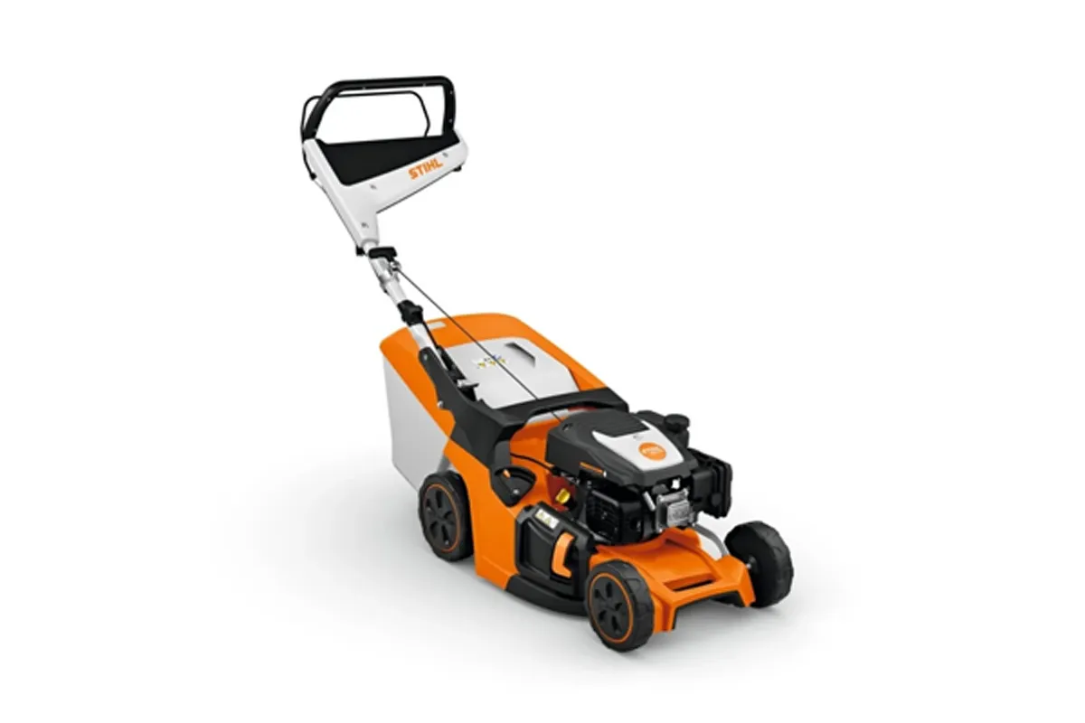 Praca kosiarką spalinową STIHL RM 443 w ogrodzie