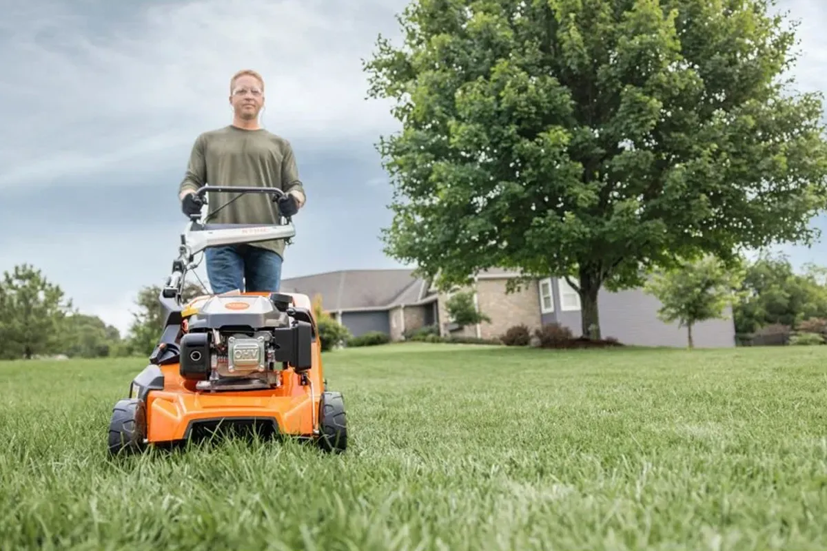 Ergonomiczny uchwyt i regulacja wysokości w kosiarce Stihl RM 453 T