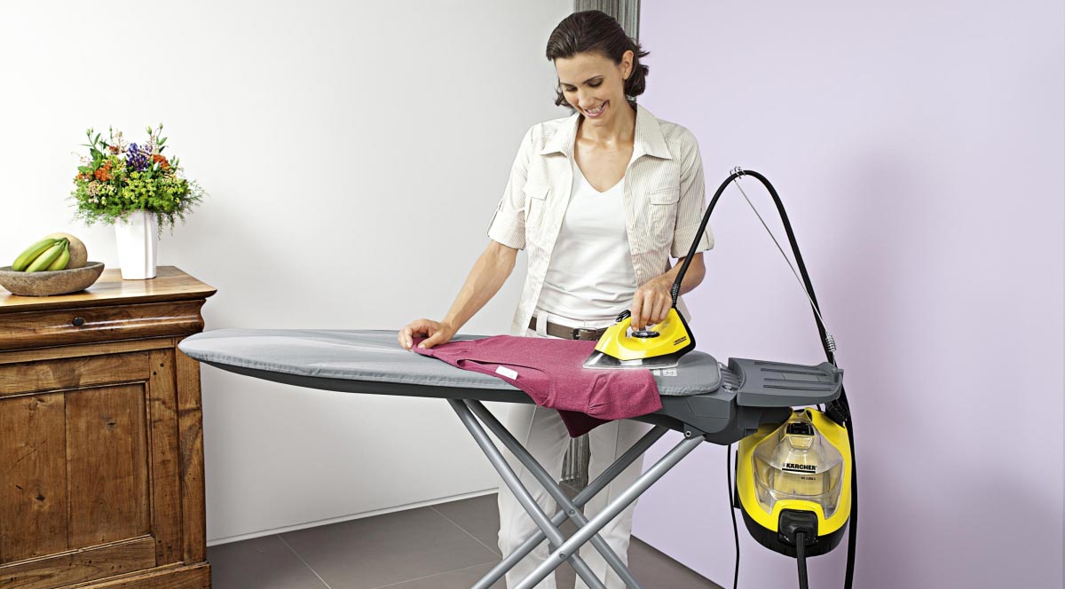 AB 1000 - deska do prasowania firmy Karcher AB 1000 - deska do prasowania firmy Karcher. Kobieta prasuje przy użyciu deski AB 1000 firmy Karcher oraz parownicy SC.
