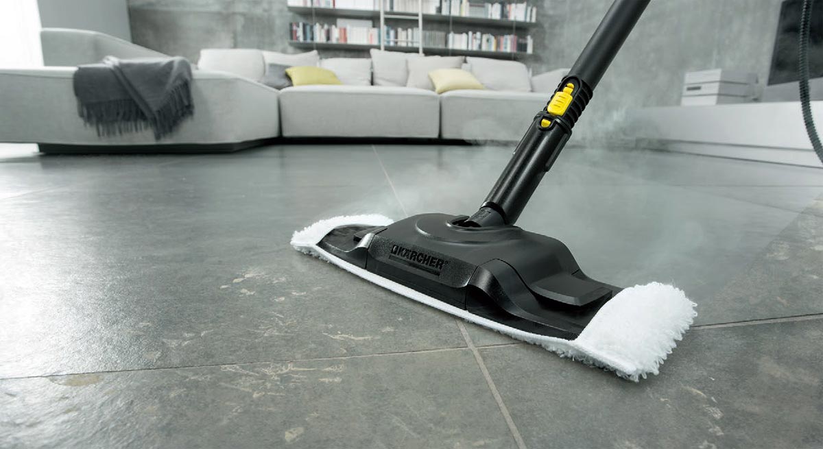 przykład zastosowania  ściereczek podczas czyszczenia podłogi