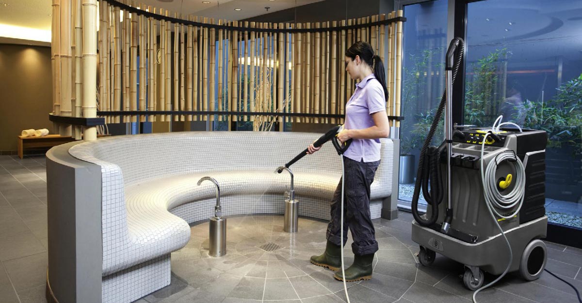 Profesjonalne urządzenie wielofunkcyjne AP 100/50 M firmy Karcher Profesjonalne urządzenie wielofunkcyjne AP 100/50 M firmy Karcher. Podczas mycia łaźni przy pomocy strumienia ciśnieniowego.